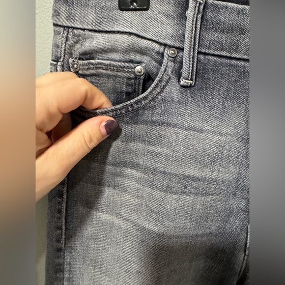 Mother Denim High Waisted Looker in Grey Wash Size 26 - Picture 5 of 7